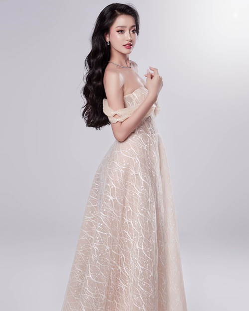 Trong gần một tháng tham gia Miss Intercontinental 2024 ở Ai Cập, Bùi Khánh Linh tự mình tỏa sáng. Đại diện Việt Nam gây ấn tượng mạnh mẽ nhờ sự chuẩn bị chỉn chu trong mỗi lần xuất hiện, từ trang phục đến phong thái. Khả năng ngoại ngữ tiến bộ giúp Khánh Linh tự tin giao lưu, hòa nhập và thể hiện bản thân trước bạn bè quốc tế.