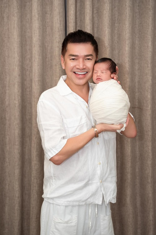 Quang Minh đón sinh nhật lần thứ 65 bên con trai. Ảnh: FB Quang Minh.