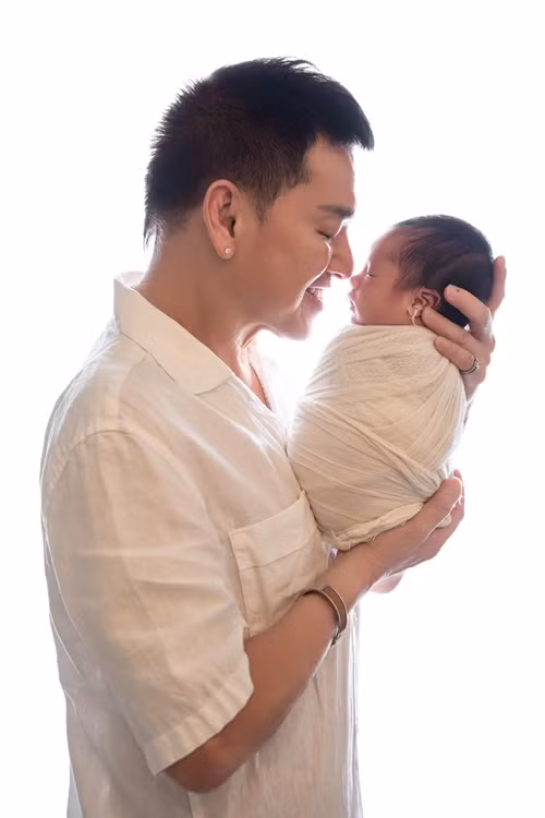 Quang Minh chia sẻ về việc có con trai ở tuổi 65 tuổi: "Thật không ngờ cuối đời lại có được con trai, cực lắm nhưng nhìn con yêu vô cùng. Con sinh ra đã bị thiệt thòi vì ba không còn trẻ. Quang Minh tự hứa với lòng sẽ cố gắng giữ sức khỏe để lo cho con thật tốt khi có thể". Ảnh: FB Quang Minh.