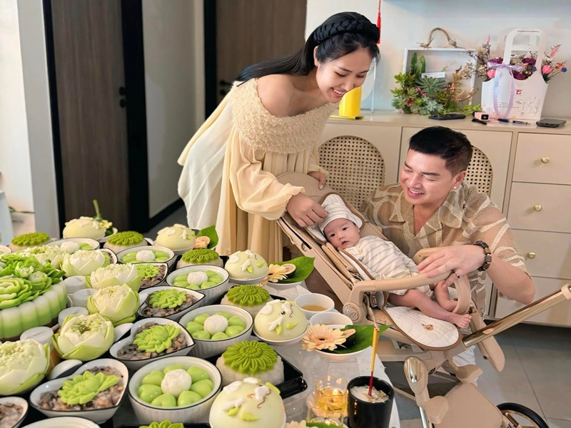 Quang Minh viết: "Ba luôn cầu xin con được khỏe mạnh, ăn ngoan chóng lớn sẽ có một cuộc sống bình an. Nếu có cơ duyên nối nghiệp ba, mong mọi người sẽ biết tới con với nghệ danh Tăng Minh Khôi. Mong cô chú chào đón con". Ảnh: FB Quang Minh.