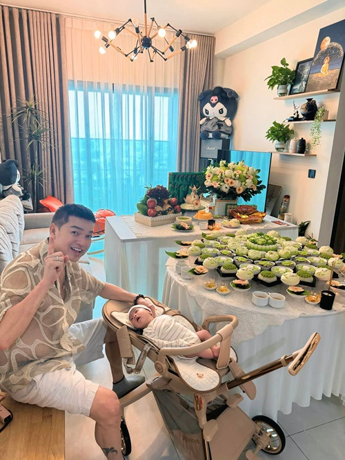 Con trai Quang Minh chào đời vào ngày 4/11, tên tiếng Anh là Dustin. Ảnh: FB Quang Minh.