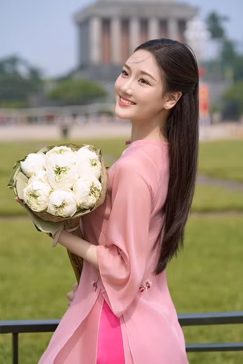 Nàng hậu có làn da trắng đến phát sáng. Ảnh: FB Phương Thanh.