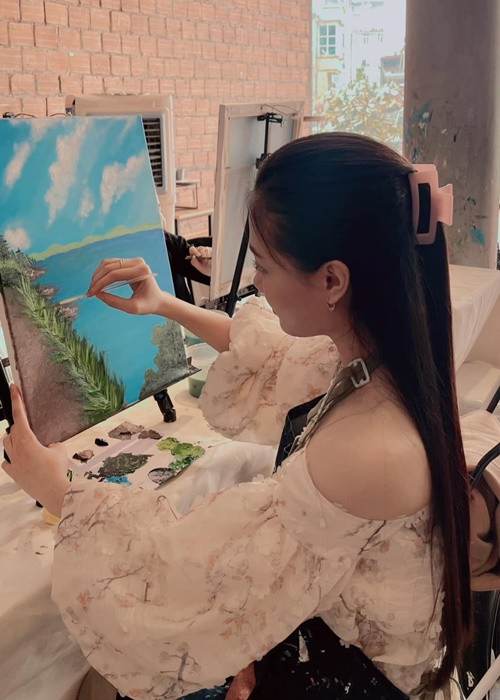Phương Thanh khoe ảnh đi học các lớp vẽ tranh. Ảnh: FB Phương Thanh.