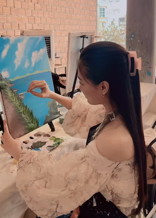 Phương Thanh khoe ảnh đi học các lớp vẽ tranh. Ảnh: FB Phương Thanh.