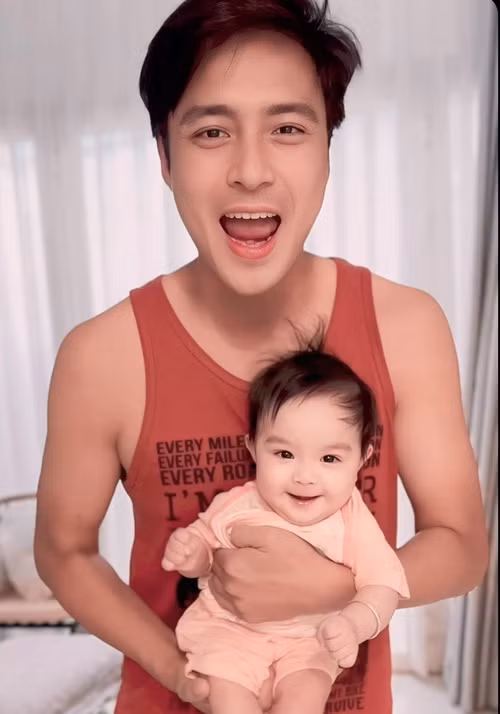 Thanh Duy rất cưng chiều con gái đầu lòng.