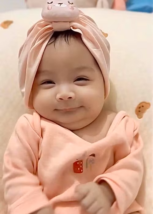 Bé Lita có gương mặt vô cùng xinh xắn.