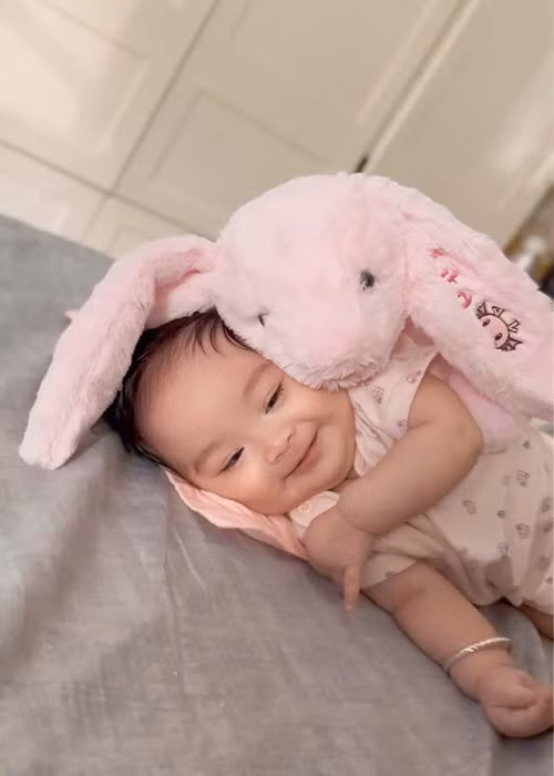 Con gái Kha Ly rất hay cười.