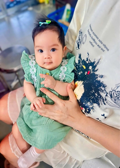 "Mẹ về con vui quá đi, mấy nay mẹ đi chơi bỏ con ở nhà với ngoại, với vú, nhưng con trộm vía ngoan lắm, mẹ cũng an tâm đi, giờ về con cho mẹ hôn bù đã đời luôn", Kha Ly hài hước chia sẻ thay lời con gái.