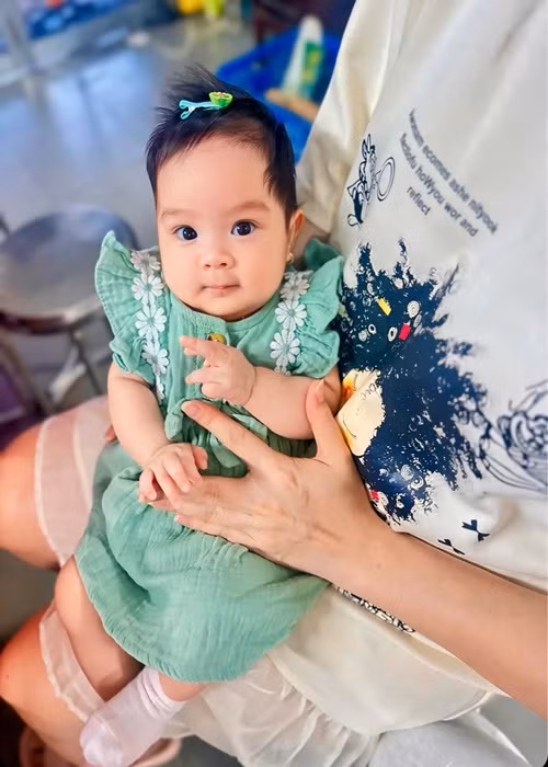 "Mẹ về con vui quá đi, mấy nay mẹ đi chơi bỏ con ở nhà với ngoại, với vú, nhưng con trộm vía ngoan lắm, mẹ cũng an tâm đi, giờ về con cho mẹ hôn bù đã đời luôn", Kha Ly hài hước chia sẻ thay lời con gái.