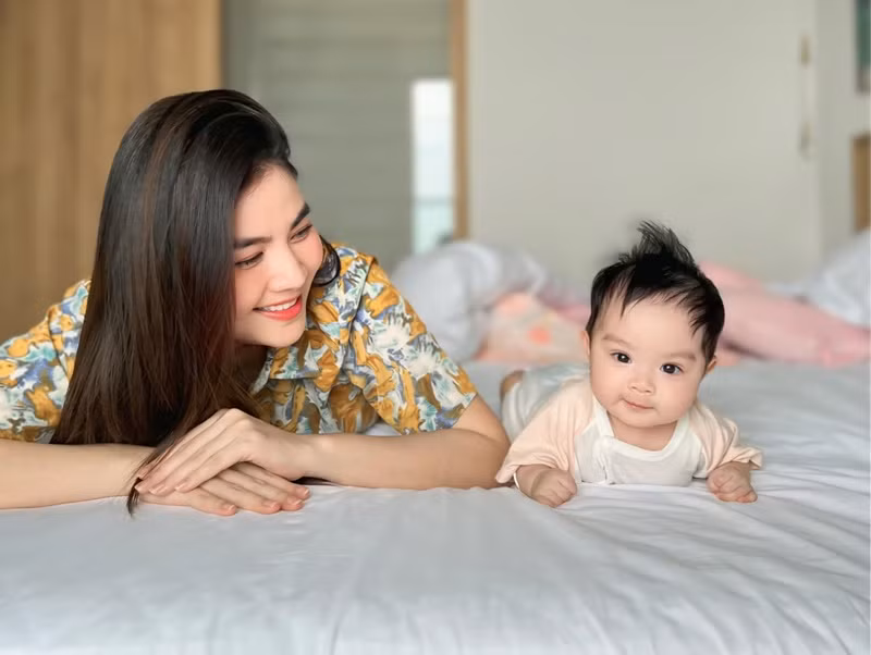 Nữ diễn viên phim Cổng mặt trời tâm sự về cuộc sống làm mẹ: "Mỗi ngày bên con bú ngủ mà mẹ hạnh phúc vô cùng, cuộc sống của mẹ đã dần quen khi có con Lita à, con cứ việc ăn ngủ khỏe mạnh, mọi thứ đã có mẹ đây".