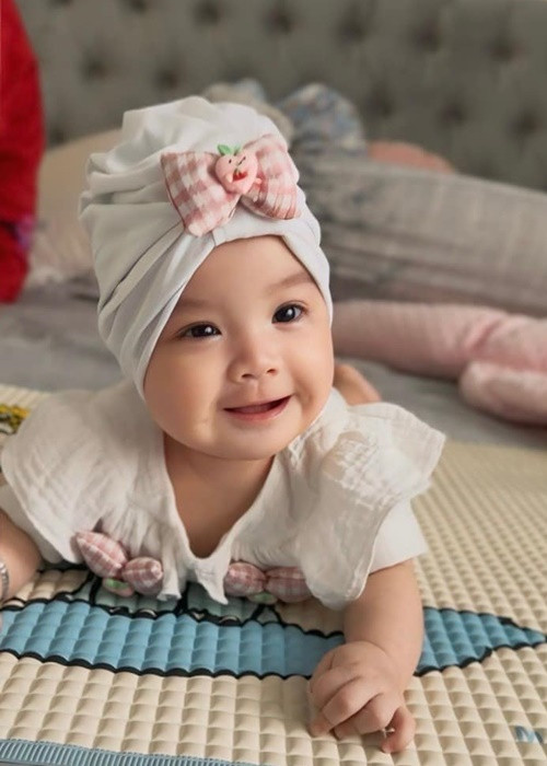 Nữ diễn viên phim Cổng mặt trời chia sẻ những khoảnh khắc ái nữ cười tươi rói.