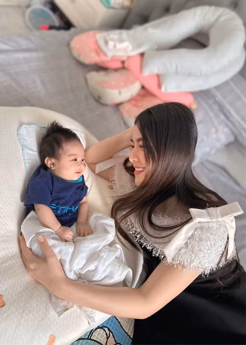 Kha Ly cưng chiều con gái như "báu vật".