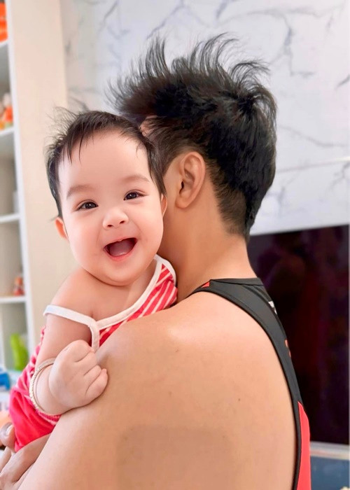 Nam diễn viên tự tin thay tã, pha sữa, trò chuyện cùng ái nữ.