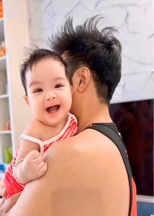 Nam diễn viên tự tin thay tã, pha sữa, trò chuyện cùng ái nữ.