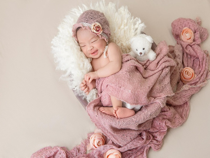 Vợ chồng Kha Ly đăng bộ ảnh cận mặt con gái được thực hiện lúc bé 2 tuần tuổi.