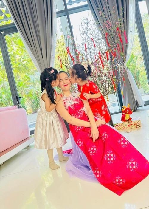 Ngọc Trinh cố gắng lấy lại tinh thần. Thời gian đầu, nữ người mẫu dành nhiều thời gian cho gia đình. Ảnh: FB Ngọc Trinh.