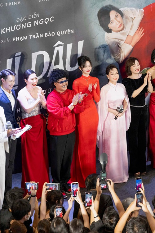 Nữ người mẫu xuất hiện bên dàn diễn viên phim Chị dâu trong buổi ra mắt phim. Ảnh: FB Ngọc Trinh.