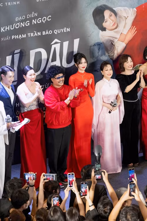 Nữ người mẫu xuất hiện bên dàn diễn viên phim Chị dâu trong buổi ra mắt phim. Ảnh: FB Ngọc Trinh.