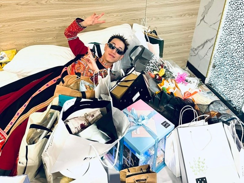 Quán quân Rap Việt 2023 Double2T nhận giải Nghệ sĩ mới của năm tại giải Cống hiến 2024 khi vượt qua Tùng Anh, Hà An Huy, GreyD và Anh Tú. Ngoài ra, bài hát À lôi do Double2T và Masew thể hiện, Bùi Xuân Trường sáng tác đoạt giải Bài hát của năm. Ảnh: FB Double2T.