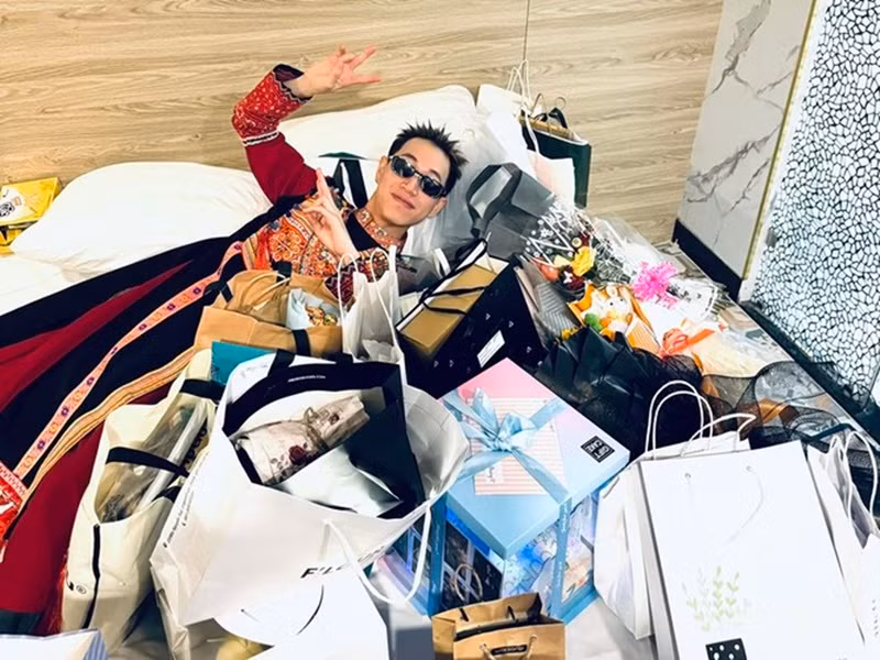 Quán quân Rap Việt 2023 Double2T nhận giải Nghệ sĩ mới của năm tại giải Cống hiến 2024 khi vượt qua Tùng Anh, Hà An Huy, GreyD và Anh Tú. Ngoài ra, bài hát À lôi do Double2T và Masew thể hiện, Bùi Xuân Trường sáng tác đoạt giải Bài hát của năm. Ảnh: FB Double2T.