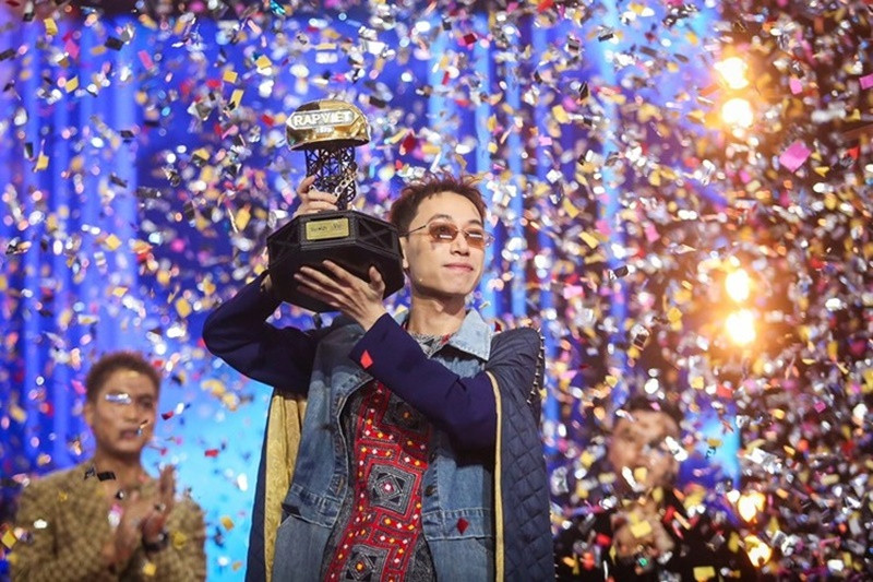 Quán quân Double2T tên thật Bùi Xuân Trường, sinh năm 1996, đến từ Tuyên Quang. Anh xuất thân là thợ cắt tóc. Chàng trai Tuyên Quang đóng cửa quán tóc, vay tiền bạn, xin tiền mẹ để thi Rap Việt 2023. Ngày 9/9/2023, Double2T đánh bại 24k.Right, Huỳnh Công Hiếu, Liu Grace, Mikelodic, Pháp Kiều, Tez, SMO và RHYDER để đăng quang ngôi vị quán quân Rap Việt 2023. Ảnh: FB Double2T.