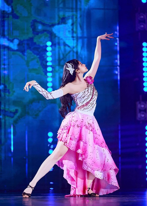 Nữ ca sĩ nhảy đương đại kết hợp cùng điệu Paso Doble trên nền nhạc Vũ khúc sen. Ảnh: FB Trương Quỳnh Anh.