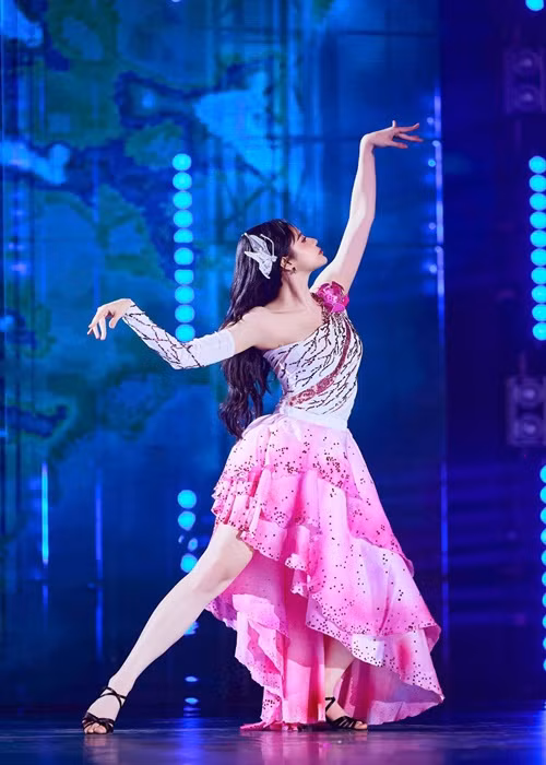 Nữ ca sĩ nhảy đương đại kết hợp cùng điệu Paso Doble trên nền nhạc Vũ khúc sen. Ảnh: FB Trương Quỳnh Anh.