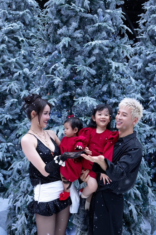 Vợ chồng Trương Mỹ Nhân diện trang phục tông trắng đen còn hai con gái của cặp đôi diện váy đỏ. Ảnh: FB Trương Mỹ Nhân.