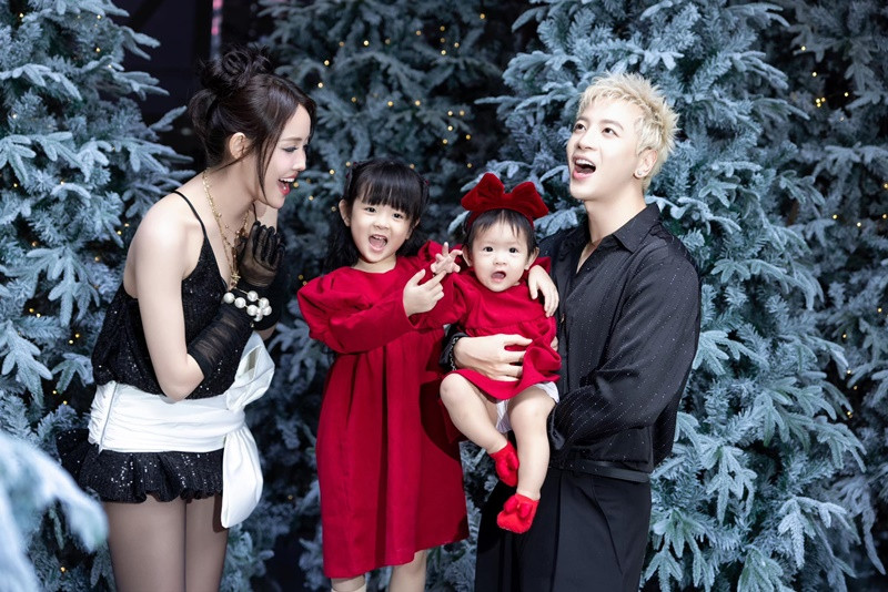 Hai ái nữ nhà Trương Mỹ Nhân xinh xắn như công chúa. Ảnh: FB Trương Mỹ Nhân.