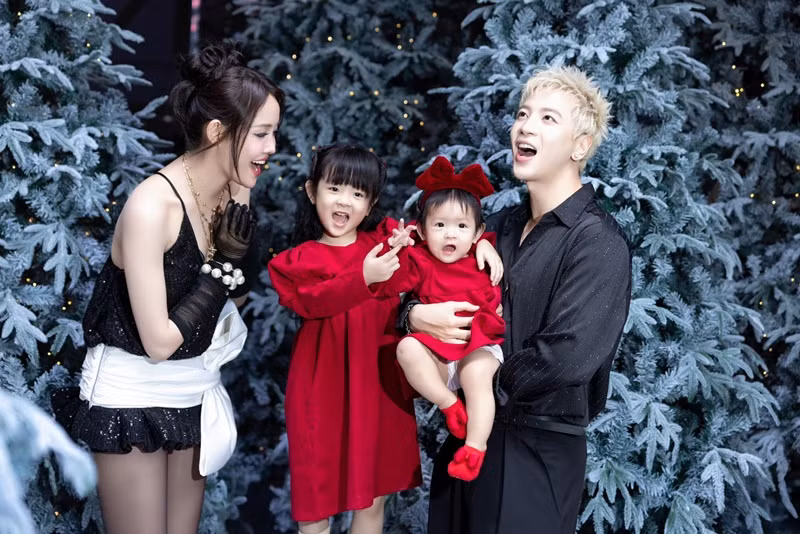 Hai ái nữ nhà Trương Mỹ Nhân xinh xắn như công chúa. Ảnh: FB Trương Mỹ Nhân.