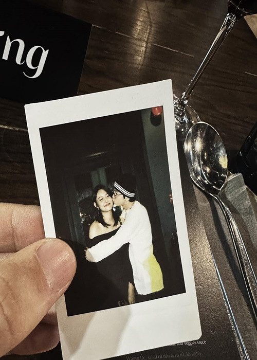 Có hai con chung, Trương Mỹ Nhân - Phí Ngọc Hưng vẫn ngọt ngào như vợ chồng son. Ảnh: FB Phí Ngọc Hưng.