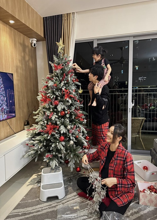 Từ khi có con, Phí Ngọc Hưng chững chạc, trưởng thành hơn còn Trương Mỹ Nhân cảm thấy hạnh phúc, bình yên hơn. Ảnh: FB Phí Ngọc Hưng.