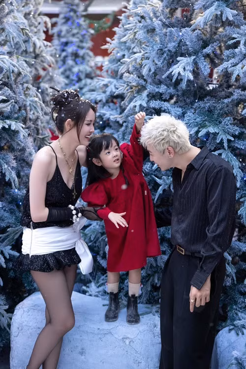 “Gà cưng” một thời của Khắc Tiệp và chồng trẻ ngày càng hạnh phúc. Ảnh: FB Trương Mỹ Nhân.