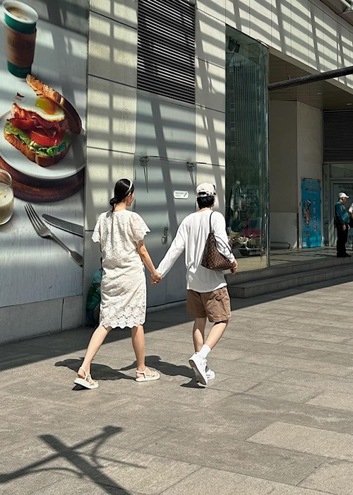 Phí Ngọc Hưng luôn nắm tay Trương Mỹ Nhân mỗi khi bên nhau. Ảnh: FB Phí Ngọc Hưng.