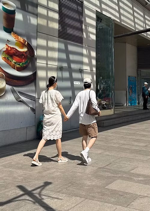 Phí Ngọc Hưng luôn nắm tay Trương Mỹ Nhân mỗi khi bên nhau. Ảnh: FB Phí Ngọc Hưng.