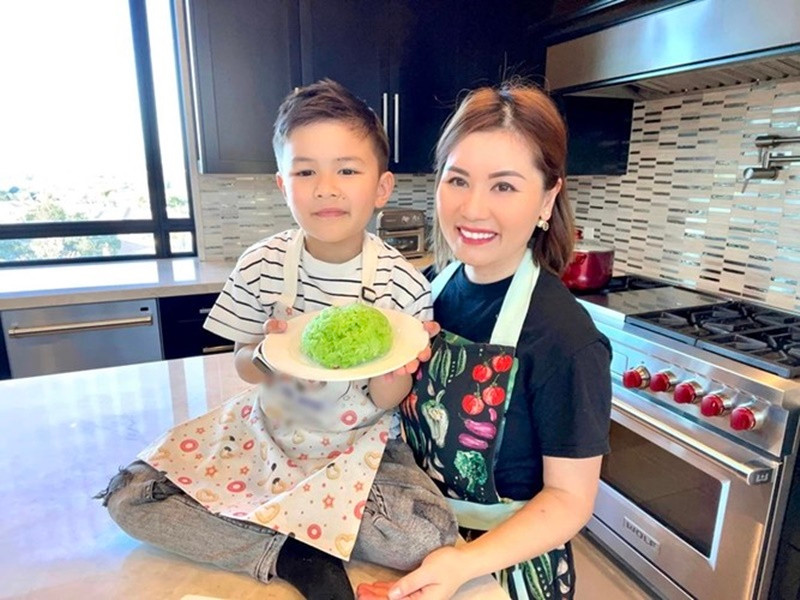 Thủy Tiên hiện tại sống trong biệt thự rộng 4.000 mét vuông. Nữ doanh nhân cho biết, dù có người giúp việc, cô vẫn tự tay nấu ăn cho con. Ảnh: FB Thủy Tiên.