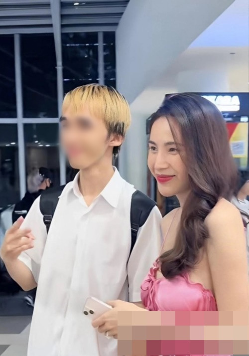 Thủy Tiên tươi rói khi xuất hiện tại sự kiện giải trí. Ảnh: Saostar.