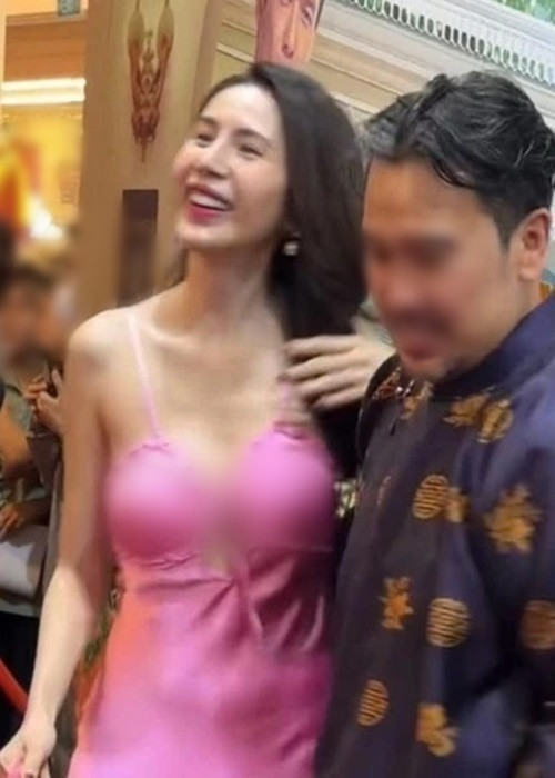 Hình ảnh Thủy Tiên hớ hênh gây tranh cãi. Ảnh: Znews.