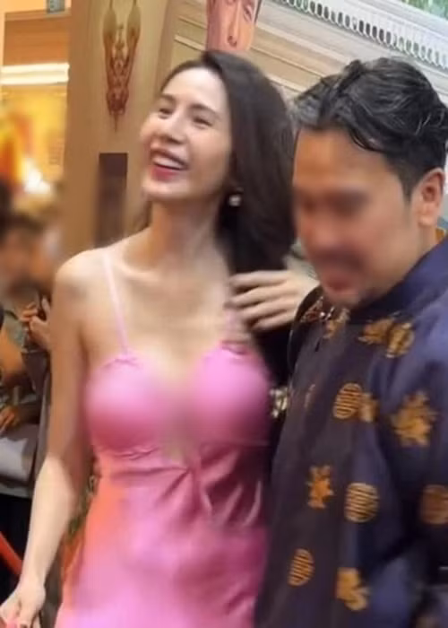 Hình ảnh Thủy Tiên hớ hênh gây tranh cãi. Ảnh: Znews.