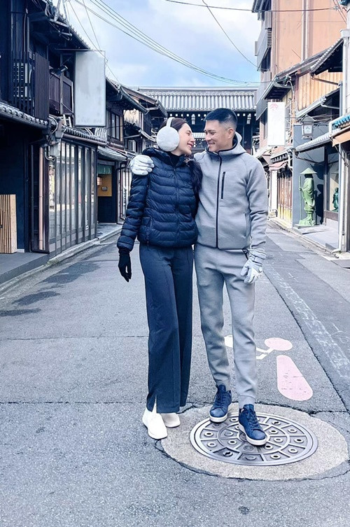 "Cặp đôi sơ hở là bị đồn ly dị. Hôm qua bố mẹ hai bên gọi điện giáo huấn đạo vợ chồng cho cặp đôi một tràng rất lâu, hai vợ chồng ngơ ngác chả hiểu là ý gì… riêng bố còn qua tận nhà giáo huấn đôi trẻ. Té ra ông bà đọc tin đồn trên mạng nên sinh nghi hai vợ chồng ly dị. Quá khổ ạ", Công Vinh cho biết. Ảnh: FB Công Vinh.