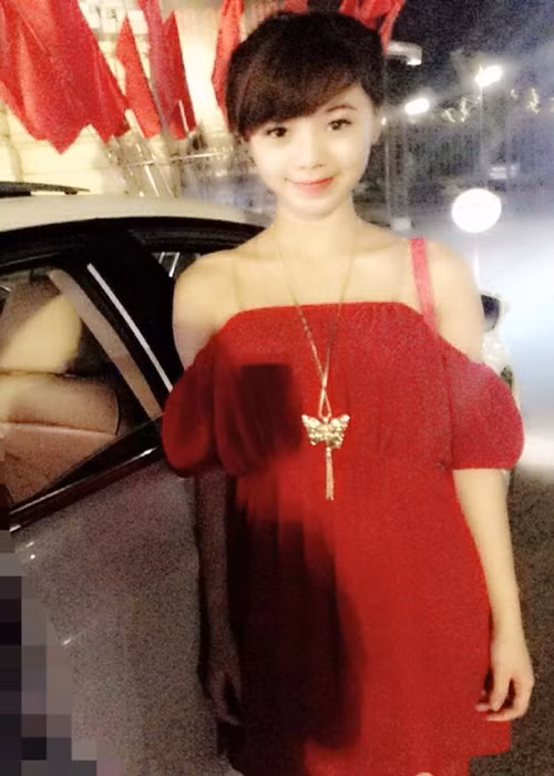 Với lợi thế ngoại hình, Quỳnh Kool làm người mẫu ảnh để trả nợ cho gia đình.