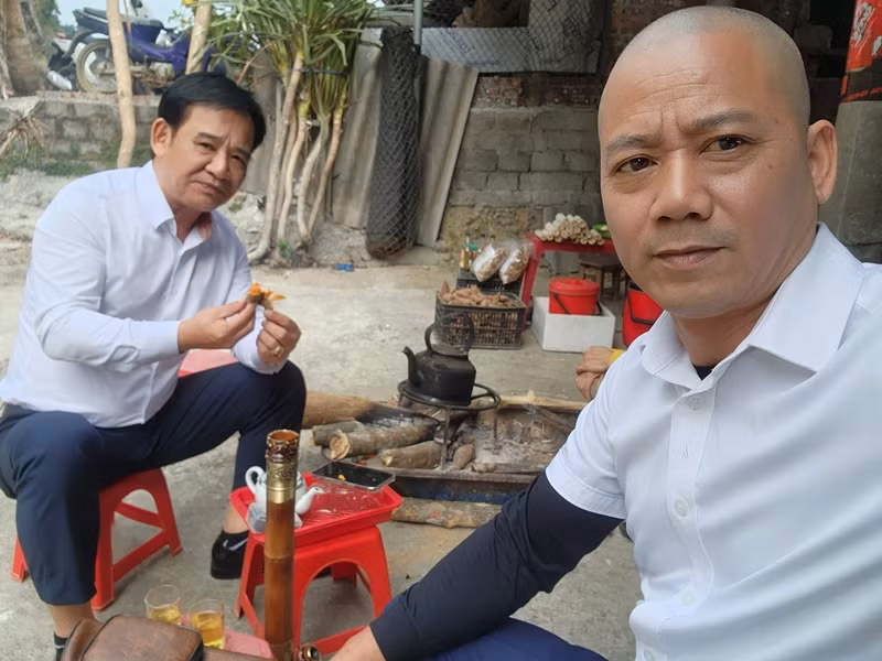 Trong series Đại gia chân đất, Quang Tèo vào vai ông Sự. Ảnh: FB Trần Bình Trọng.