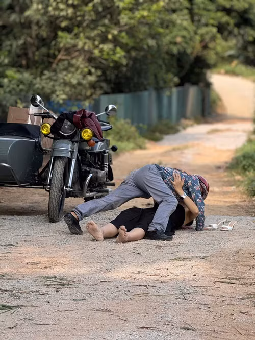 Trần Bình Trọng chia sẻ ảnh hậu trường cảnh ngã vào Thanh Hương trong Đại gia chân đất 15. Ảnh: FB Trần Bình Trọng.