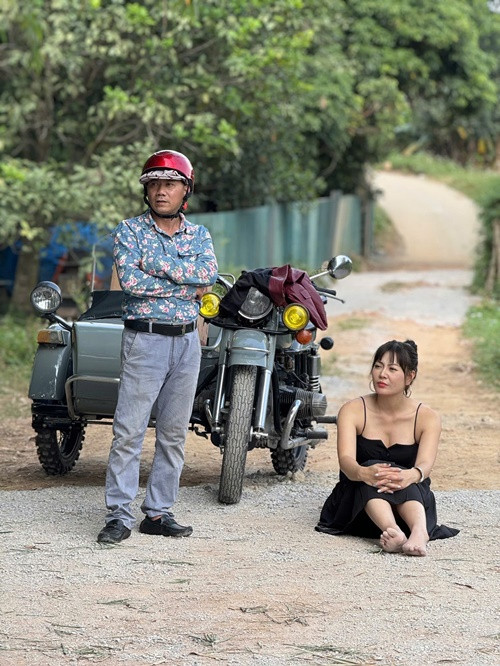 Thanh Hương có tạo hình gợi cảm trong phần 15 của series Đại gia chân đất. Ảnh: FB Trần Bình Trọng.