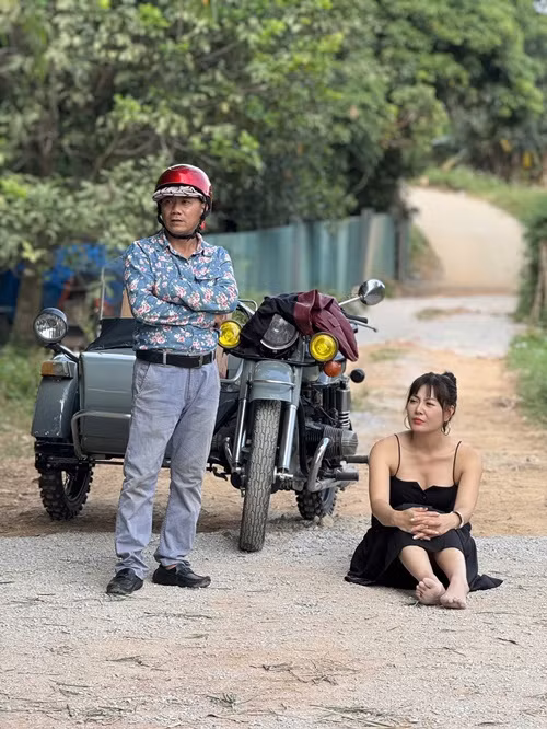 Thanh Hương có tạo hình gợi cảm trong phần 15 của series Đại gia chân đất. Ảnh: FB Trần Bình Trọng.