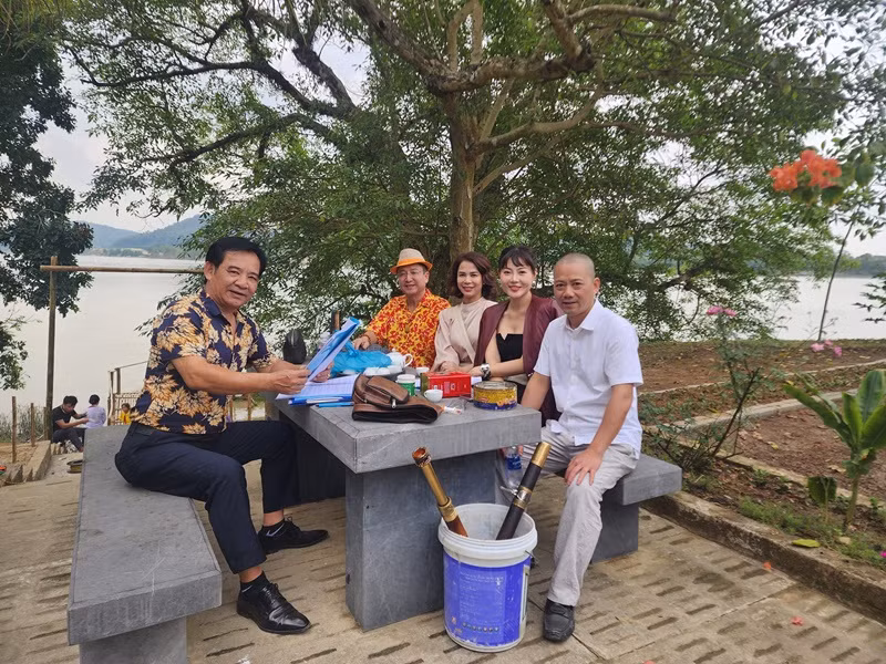 Nghệ sĩ Chí Trung cũng có bạn gái tháp tùng khi đóng Đại gia chân đất 15. Ảnh: FB Trần Bình Trọng.