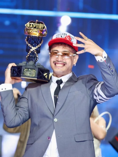 Trong đêm chung kết Rap Việt 2024, rapper Robber “vượt mặt” Gill và Manbo để giành ngôi vị cao nhất. Ảnh: Znews.