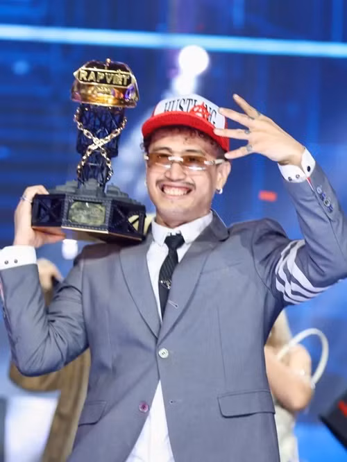 Trong đêm chung kết Rap Việt 2024, rapper Robber “vượt mặt” Gill và Manbo để giành ngôi vị cao nhất. Ảnh: Znews.