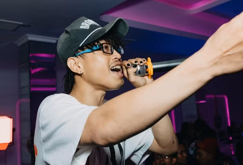 Quán quân Robber tiết lộ, mẹ anh bắt đầu ủng hộ từ một lần anh thức khuya viết nhạc cho xong. “Mẹ bảo: ‘Không thể chấp nhận con sống kiểu như vậy’. Đáp lại với cơn giận của mẹ, tôi chỉ bật beat và freestyle cho mẹ nghe, đó là lần đầu tiên mẹ bắt đầu hiểu về âm nhạc mà tôi theo đuổi”, Robber chia sẻ. Ảnh: FB Robber.