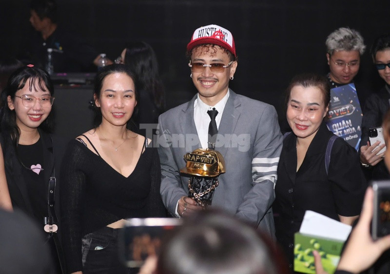 Robber chia sẻ trên Vietnamnet, anh nghĩ tới mẹ (ngoài cùng bên phải) ngay giây phút chiến thắng Rap Việt 2024. Ảnh: Tiền Phong.